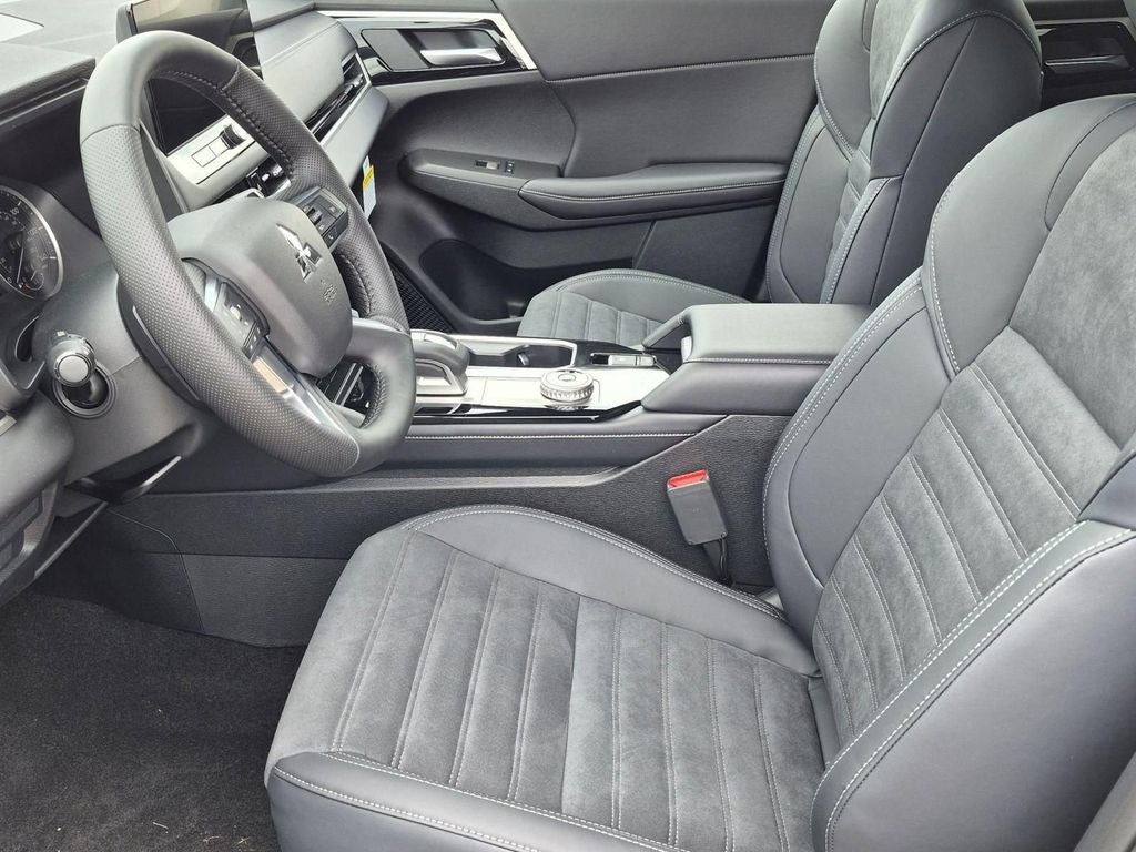 2026 Mitsubishi Outlander LE