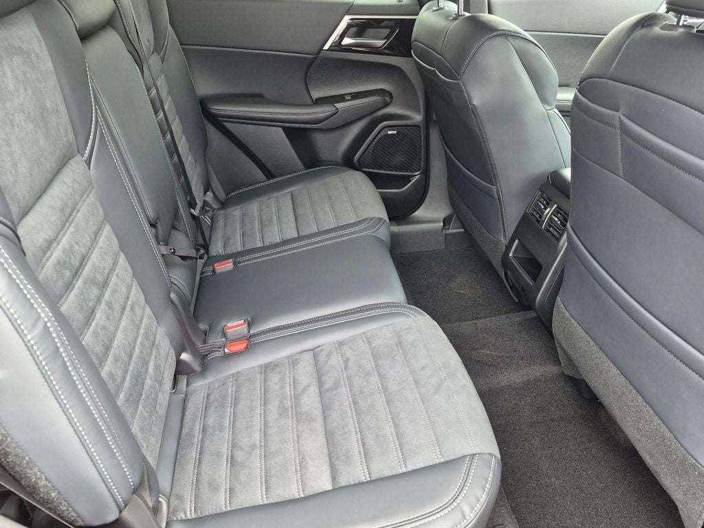 2026 Mitsubishi Outlander LE