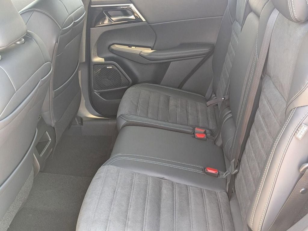 2026 Mitsubishi Outlander LE