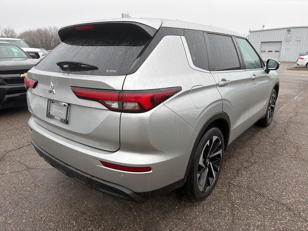 2022 Mitsubishi Outlander ES