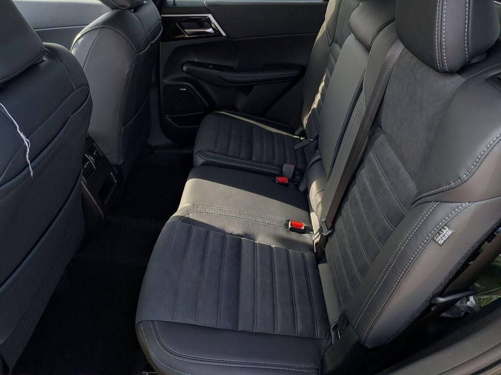 2026 Mitsubishi Outlander LE