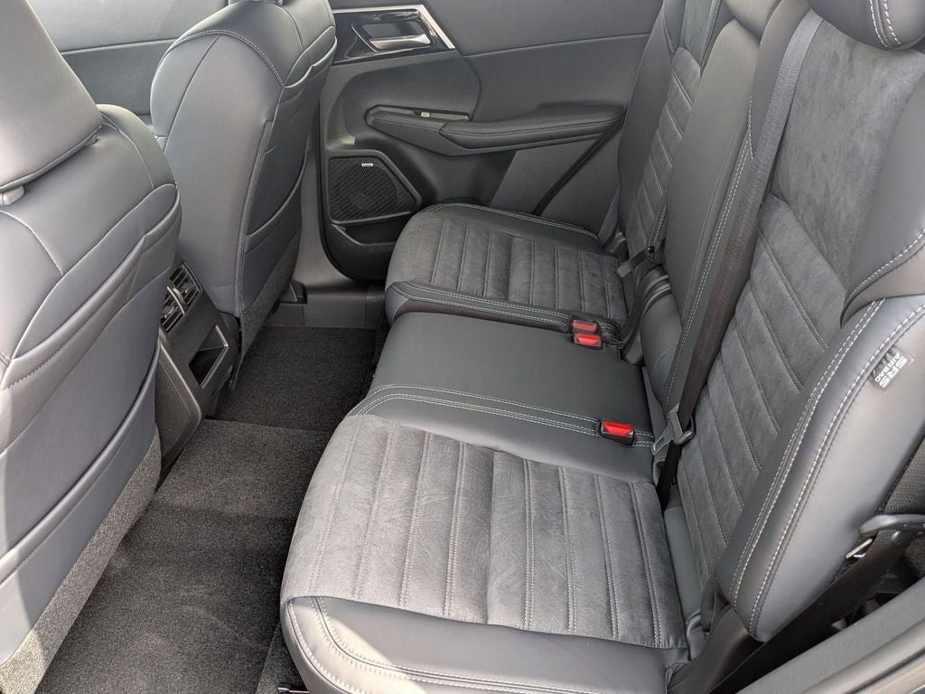 2026 Mitsubishi Outlander LE