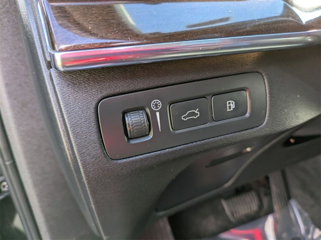 2016 Volvo XC90 Hybrid T8 Momentum