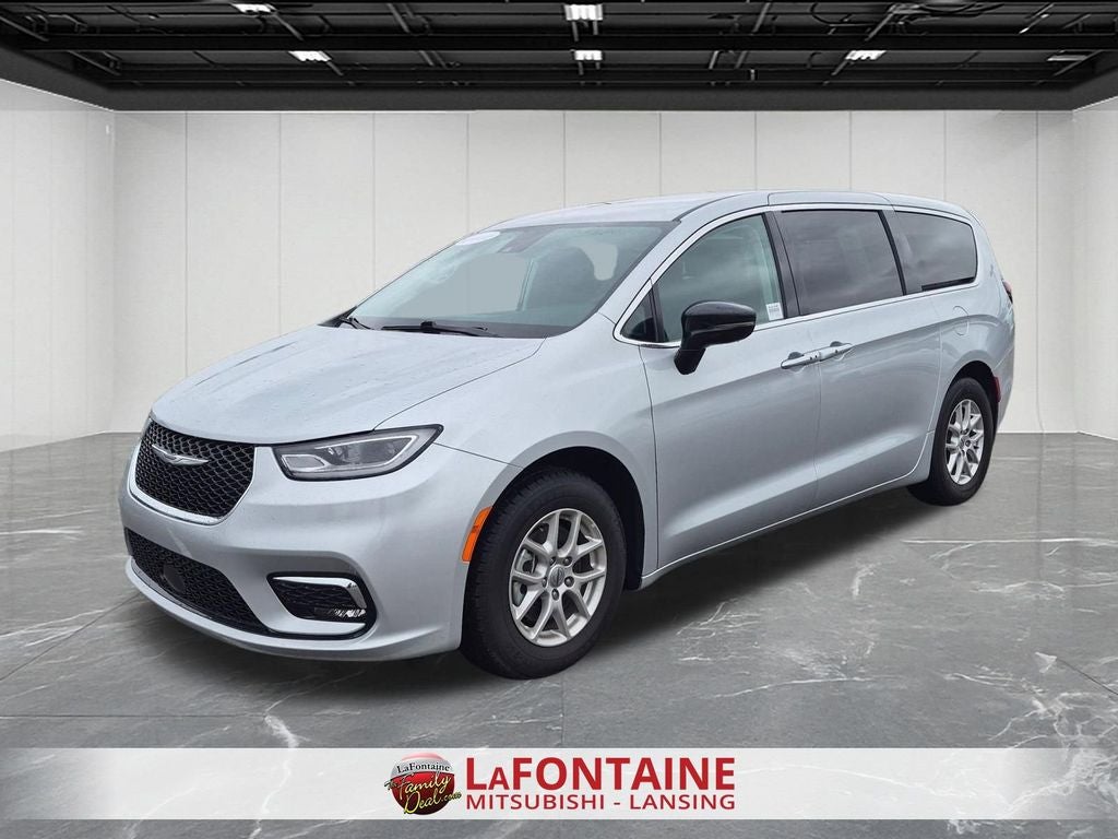 2024 Chrysler Pacifica Touring L's photo