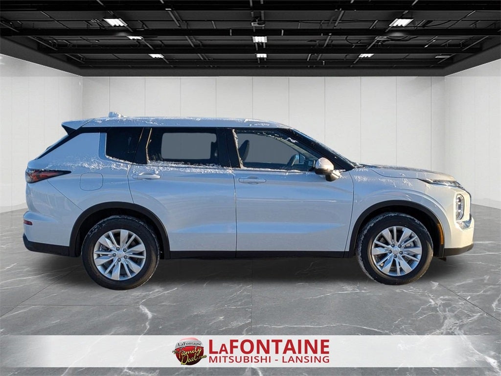 2026 Mitsubishi Outlander ES